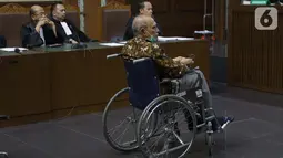 Terdakwa kasus dugaan kepemilikan senjata api illegal, Kivlan Zen menjalani sidang lanjutan di Pengadilan Negeri Jakarta Pusat, Kamis (3/10/2019). Majelis menunda sidang yang beragendakan pembacaan eksepsi karena alasan kesehatan dan legalitas kuasa hukum terdakwa. (Liputan6.com/Helmi Fithriansyah)