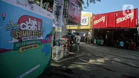 Suasana Jakcloth Summer Fest 2022 di Senayan Park, Jakarta, Jumat (12/8/2022). Acara yang akan berlangsung hingga 14 Agustus 2022 ini diikuti lebih dari 150 clothing brand lokal yang menjual pakaian, kaos, sepatu, tas dan lainnya dengan menawarkan harga diskon guna menarik minat masyarakat. (Liputan6.com/Faizal Fanani)