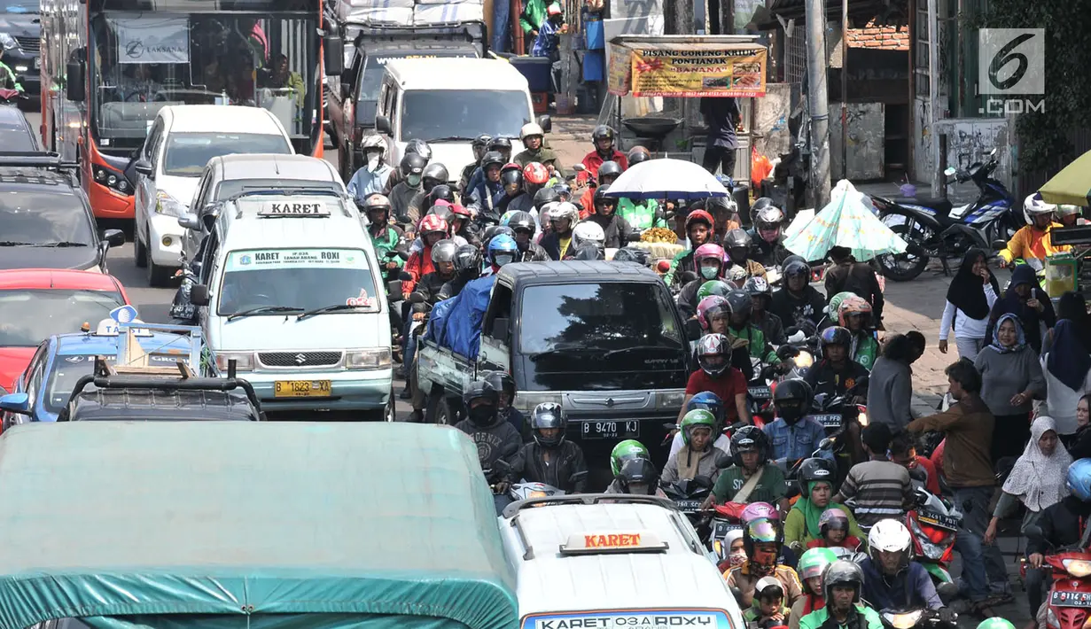 Kemacetan arus kendaraan saat melintas di kawasan Tanah Abang, Jakarta, Selasa (1/5). Kemacetan terjadit akibat pengalihan arus lalu lintas untuk peringatan Hari Buruh Internasional atau May Day. Merdeka.com/Iqbal S. Nugroho)