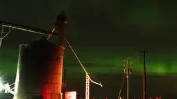 Sebuah aurora borealis, juga dikenal sebagai cahaya utara, terlihat pada langit malam di samping elevator biji-bijian dekat Washtucna, Washington, Amerika Serikat, 26 Februari 2023. Orang juga melaporkan penampakan di Alberta, Kanada, dan Eropa utara. (AP Photo/Ted S. Warren)