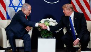 Presiden AS, Donald Trump, berjabat tangan dengan Perdana Menteri Israel, Benjamin Netanyahu, saat bertemu di sela Forum Ekonomi Dunia, Davos (25/1). (AP Photo / Evan Vucci)