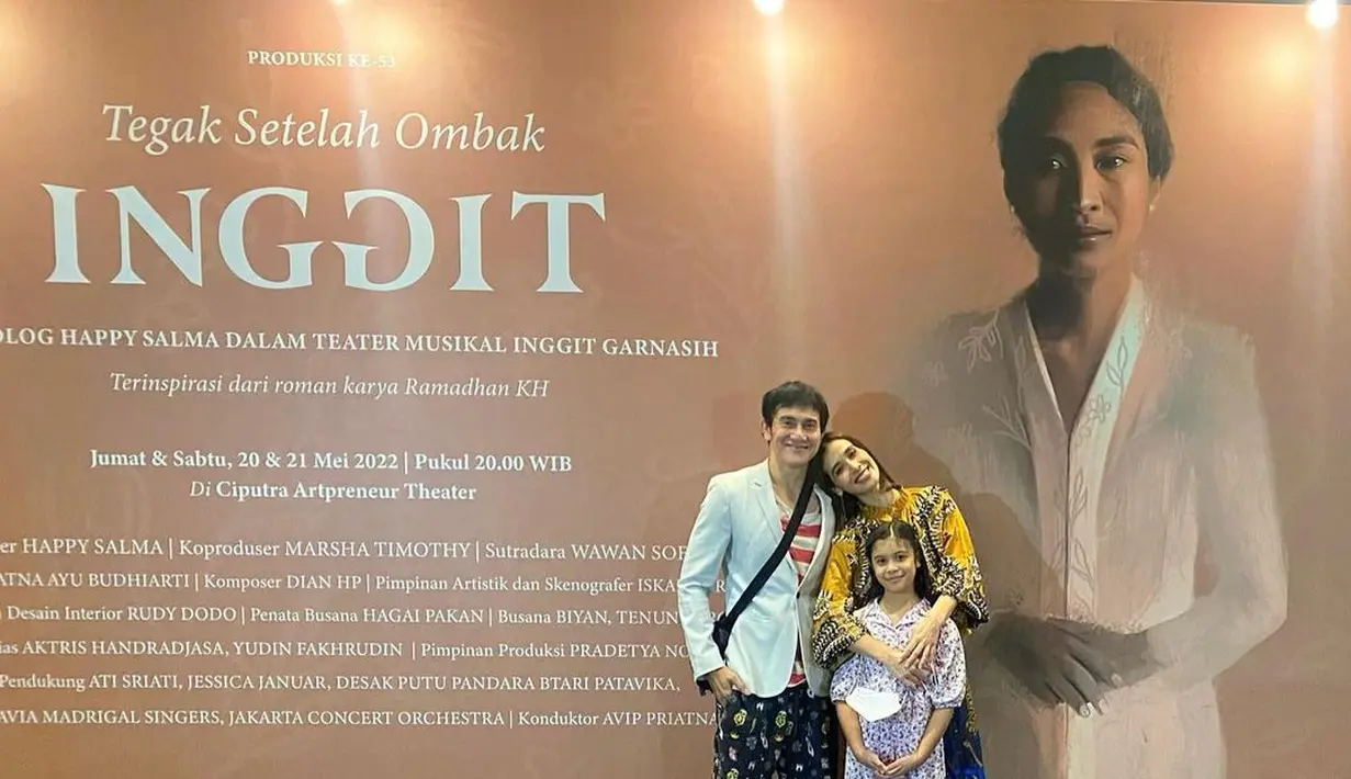 Dalam foto lainnya dalam event yang sama, keduanya kembali tampil dengan gaya personalnya masing-masing. Vino memilik look yang fun dengan gaya pattern on pattern dan Marsha juga tampil dengan wastra nusantara berwarna bold. (Foto: Instagram @marshatimothy)