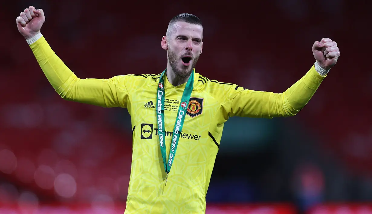 Selebrasi kiper Manchester United, David De Gea setelah menjuarai Carabao Cup 2022/2023 usai mengalahkan Newcastle United pada laga final di Wembley Stadium, London (26/2/2023). David De Gea yang didatangkan Manchester United pada awal musim 2011/2012 dari Atletico Madrid ini kini memiliki nilai pasar 15 juta euro atau setara Rp245 miliar. (AFP/Adrian Dennis)