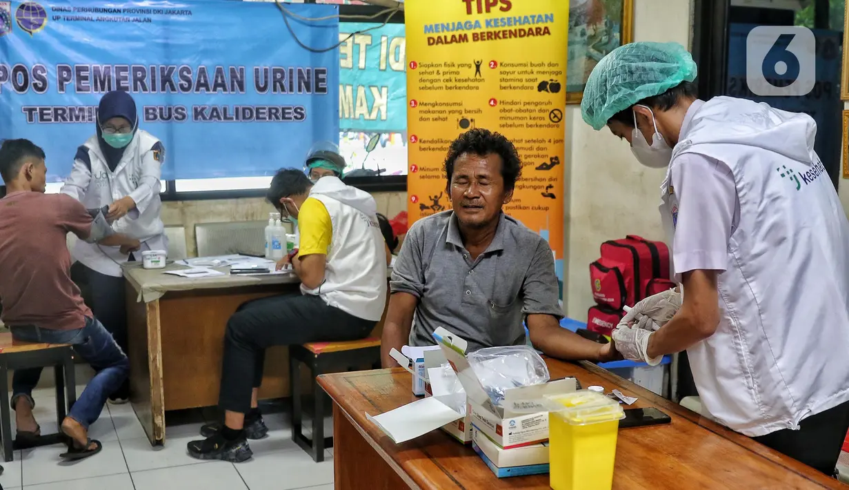 Sejumlah sopir bus menunggu untuk menjalani tes kesehatan di Terminal Kalideres, Jakarta, Rabu (21/12/2022). Memasuki arus libur Natal 2022 dan Tahun Baru 2023, seluruh sopir dan kondektur bus mengikuti tes kesehatan selama seminggu ke depan guna mencegah penggunaan narkoba serta untuk menjamin keselamatan perjalanan bagi para pemudik. (Liputan6.com/Angga Yuniar)