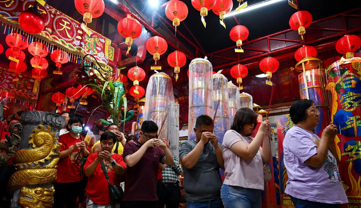 Suasana khusyuk menyelimuti Kelenteng Hong San Koo Tee, salah satu kelenteng kuno yang ada di kota Surabaya. (JUNI KRISWANTO/AFP)
