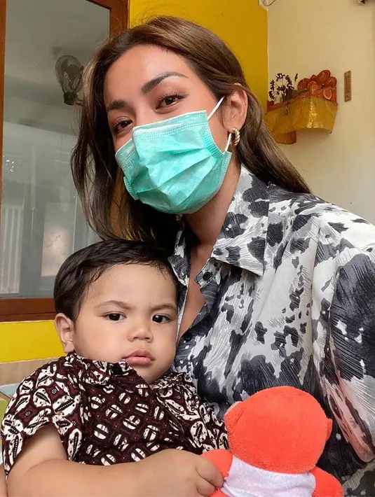 Saat menggendong salah satu anak bernama Avaro, tak terasa Jessica meneteskan air mata. Ia tak kuasa menahan rasa haru ketika anak tersebut tertidur di pelukannya. Jedar merasa diinginkan oleh anak itu. (Instagram/inijedar)