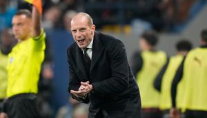 Massimiliano Allegri memberikan instruksi pada skuad AC Milan di laga lawan Napoli di semifinal Supercoppa Italiana di Stadion Universitas King Saud, Riyadh, Arab Saudi, Jumat (19/12/2025). (AP Photo/Altaf Qadri)