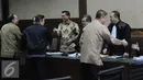 Suasana usai Sugianto Kusuma (Aguan) dan anaknya, Richard Halim Kusuma menjadi saksi untuk Mohamad Sanusi terkait kasus Raperda Reklamasi Pantai Utara Jakarta, Rabu (7/9).  (Liputan6.com/Helmi Afandi)