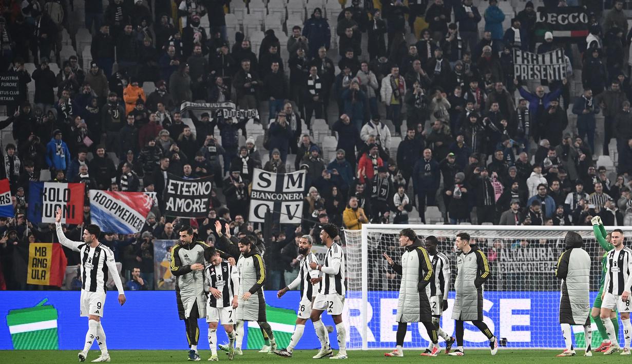 Para pemain Juventus melakukan selebrasi usai memenangkan pertandingan sepak bola leg pertama play-off fase gugur Liga Champions 2024/2025 melawan PSV Eindhoven di stadion Allianz, Turin, Italia pada 11 Februari 2025 waktu setempat atau Rabu 12 Februari 2025 Dini hari WIB. (Isabella BONOTTO/AFP)