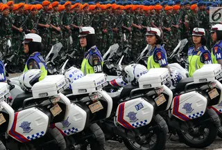 Sejumlah Polwan mengikuti Apel Kesiapan Natal, Tahun Baru 2019 serta menjelang Pemilu legislasi dan Presiden 2019 di Monas, Jakarta, Jumat (30/11). Apel  diikuti 50.000 personel dari AD, AL, AU dan Polri. (Liputan6.com/Johan Tallo)