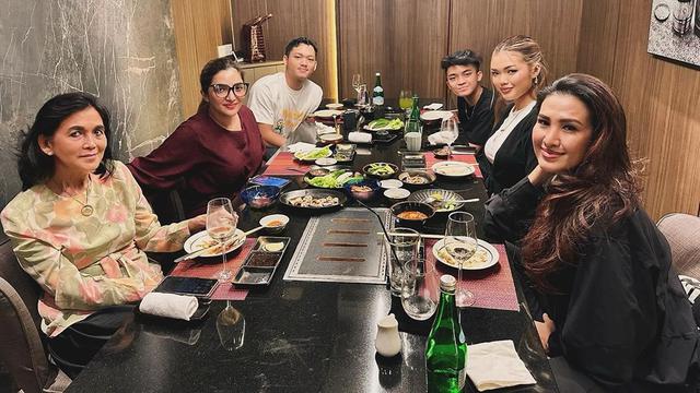 6 Potret Kedekatan Ashanty dan Liza Natalia, Saudara Ipar yang Kompak