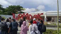 Keramaian Bandar Udara Internasional Lombok Zainuddin Abdul Madjid, Jumat (18/03/2022) pagi WITA, jelang MotoGP Mandalikan 2022. (Bola.com/Hendry Wibowo)
