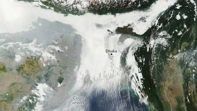 Awan rendah menyelimuti delta sementara pita awan paralel bergulir di atas Teluk Benggala selama gelombang dingin bulan Januari 2026