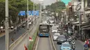 Kendaraan masuk jalur Transjakarta di kawasan Pasar Rumput, Jakarta, Jumat (15/9/2019). Tilang elektronik ditargetkan mulai diterapkan pada 12 koridor transjakarta yang bertujuan untuk kelancaran dan ketertiban laju bus transjakarta serta lalu lintas secara umum. (Liputan6.com/Immanuel Antonius)