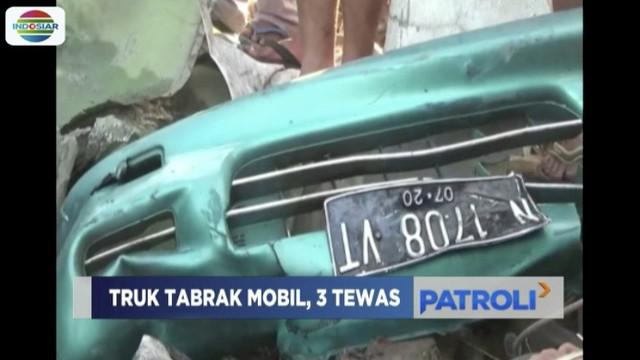 Truk tabrak minibus hingga terbakar di Jalan Raya Malang, Surabaya. Akibatnya tiga orang penumpang tewas.