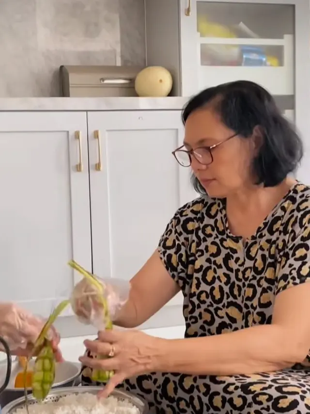 Potret Ussy Sulistiawaty mengajari mertua buat ketupat (Sumber: Instagram/@ussypratama)
