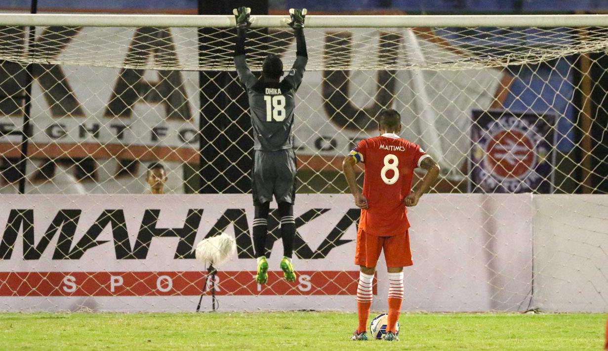Dhika Bhayangkara melakukan ritual khusus dengan memegang mistar gawang sebelum pinalty Raphael Maitimo pada laga grup D Piala Jenderal Sudirman di Stadion Manahan, Solo, Selasa(15/12/2015). (Bola.com/Nicklas Hanoatubun)