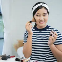 Untuk menyempurnakan tampilan, aplikasikan tinted lip balm atau lip gloss ringan. Selain melembapkan, produk ini memberikan warna alami yang membuat wajah terlihat lebih segar. (foto/dok: freepik/tirachardz)