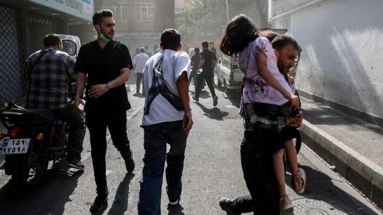 FOTO: Perang Memanas, Potret Warga Teheran Berlarian Akibat Serangan Israel