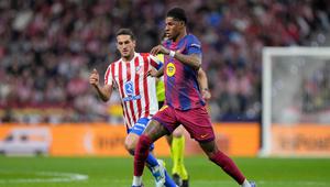 Pemain Barcelona, Marcus Rashford, menggiring bola ke depan dalam pertandingan Liga Spanyol melawan Atletico Madrid di Madrid, Spanyol, Minggu (5/4/2026) dini hari WIB. (AP Photo/Bernat Armangue)