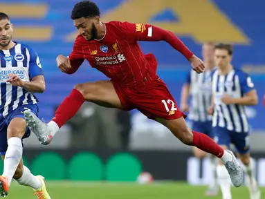 Bek Liverpool, Joe Gomez menendang bola menjauh dari pemain Brighton & Hove Albion, Neal Maupay (kiri) pada lanjutan pertandingan Liga Inggris di Stadion Falmer, Kamis (9/7/2020) dini hari WIB. Liverpool berhasil kalahkan Brighton dengan skor 3-1. (AP Photo/Paul Childs,Pool)