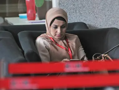 Dokter dari RS Medika Permata Hijau, Nadia Husein usai menjalani pemeriksaan di KPK, Jakarta, Jumat (9/2). Nadia diperiksa sebagai saksi kasus dugaan merintangi penyidikan perkara E-KTP dengan tersangka Setya Novanto. (Liputan6.com/Herman Zakharia)