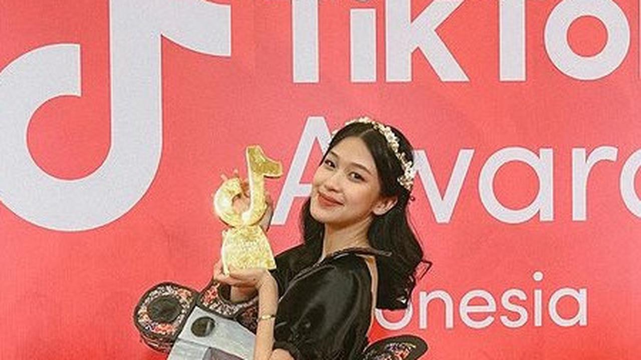 Irene Suwandi memilih menjahit sendiri gaun yang akan dikenakannya di acara Tik Tok Awards. Ornamen gunting yang disertakan Irene mewakili kontennya seputar crafting. Lantaran busananya sudah heboh, Irene menggunakan polesan make up minimalis.