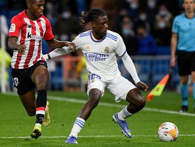 Eduardo Camavinga direkrut Real Madrid sebagai gelandang masa depannya. Bagaimanapun, Los Blancos merupakan gudangnya gelandang top seperti Luka Modric, Toni Kroos, dan Casemiro. Hal itu memaksa pemain 16 tahun tersebut hanya tampil 8 kali pada musim ini. (AFP/Pierre-Philippe Marcou)