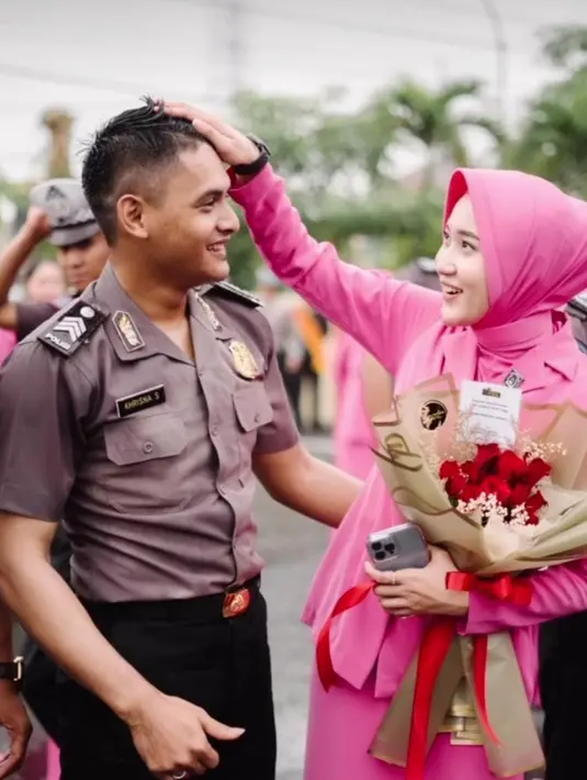Biasa tampil dengan baju panggung, wajar saja jika netizen pangling dengan penampilan Yeni Inka saat mengenakan seragam Bhayangkari [Instagram/khrisnashakti]