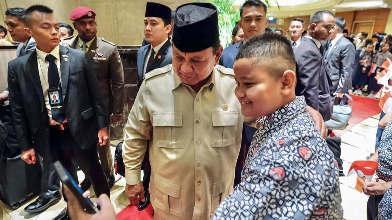 VIDEO: Langkah Presiden Prabowo Terhenti Hormat ke Siswa SD di Singapura