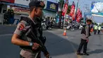 Personel Brimob bersenjata laras panjang ikut mengatur lalu lintas di kawasan jalur arus balik Pantura, Tegal, Jawa Tengah, Jumat (30/6). (Liputan6.com/Faizal Fanani)