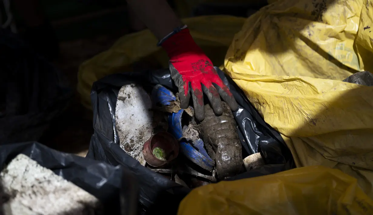 "Sumber terbesar pencemaran limbah global adalah sungai. Sampah mengalir ke sungai, melalui laut dan masuk ke lautan, di mana arus membentuknya menjadi pulau-pulau besar," kata Tamas (AP Photo/Denes Erdos)
