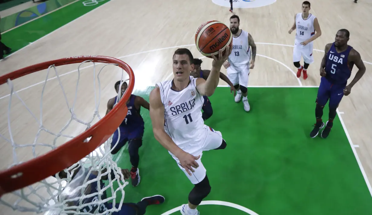 Pemain Serbia, Nemanja Nedovic mencetak angka saat babak  final Basketball Olimpiade Rio 2016 di  Carioca Arena 1,  Rio de Janeiro,(22/8/2016) dini hari WIB. (AFP/POOL/Eric Gay)