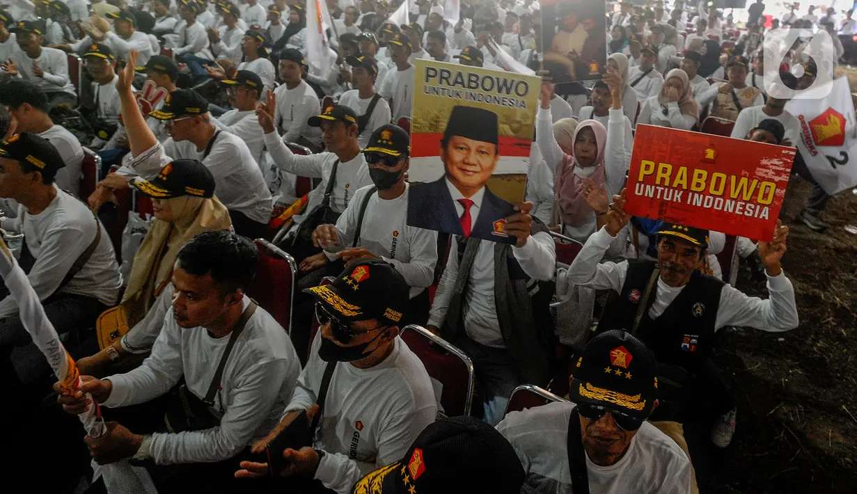 Para Kader Gerindra kompak mengenakan kaos putih bergambar wajah Prabowo Subianto dan saat berjalan sesekali meneriakan 'Prabowo Presiden.' (merdeka.com/Arie Basuki)