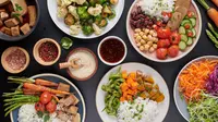 Lagi diet tapi tetap ingin makan nasi? Tenang, kamu nggak harus langsung say goodbye ke nasi putih, kok. Yuk, simak 7 cara cerdas menikmati nasi saat diet, biar tetap kenyang, puas, dan berat badan turun pelan-pelan! (Foto dok: Freepik/jcomp).