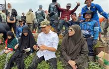 Romantis, Wajah Kotor Bupati Usai Ngecor Jalan, Sang Istri Gercep Langsung Bersihkan Pakai Tissue