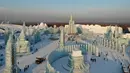 Patung-patung es pada Festival Salju dan Patung Es Internasional Harbin di Harbin, China, Senin (7/1). Tahun ini, Dunia es dan salju Harbin dibangun di atas lahan seluas 600 ribu meter persegi dan di dalamnya ada lebih dari 100 landmark. (FRED DUFOUR/AFP)