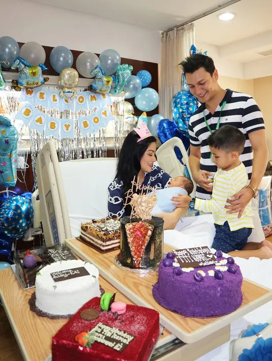 Sebagai orang tua, Titi Kamal dan Christian Sugiono pastinya semakin berbahaga memiliki dua orang anak laki-laki. Arjuna Zayan Sugiono dan  Kai Attar Sugiono, dua anak laki-laki yang mewarnai keluarga kecil mereka. (Instagram/Titi_kamal)