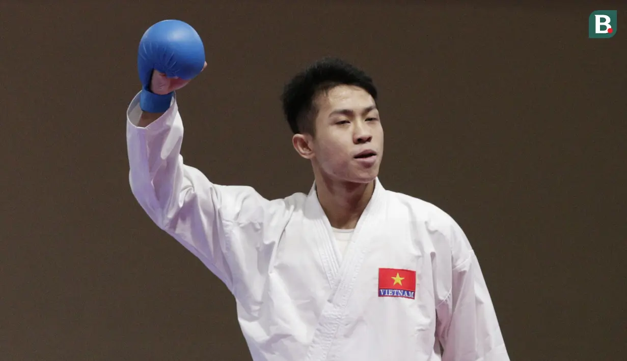 Karateka Indonesia, Rifki Ardiansyah, saat melawan karateka Vietnam, Nguyen Tahnh Duy, pada final kumite -60 kg putra SEA Games 2019 di World Trade Center, Manila, Minggu (8/12). Rifky meraih perak setelah kalah 1-2. (Bola.com/M Iqbal Ichsan)