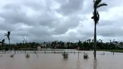 Banjir menggenangi jalan di kota Ba, wilayah barat Fiji, Rabu (6/4). Momen kedatangan badai tropis kategori tiga, Zena itu didahului dengan hujan deras. (NAZIAH ALI/MAI LIFE MAGAZINE /AFP)