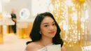 Rambut panjang Naura pun ditata soft wave dengan belahan pinggir yang menawan [@naura.ayu]