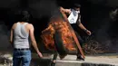 Demonstran Palestina bentrok dengan pasukan Israel menyusul demonstrasi mendukung Jalur Gaza di Kota Nablus, Tepi Barat, Jumat (13/10/2023). Pejuang Palestina mulai melakukan perlawanan di Tepi Barat. (AP Photo/Majdi Mohammed)