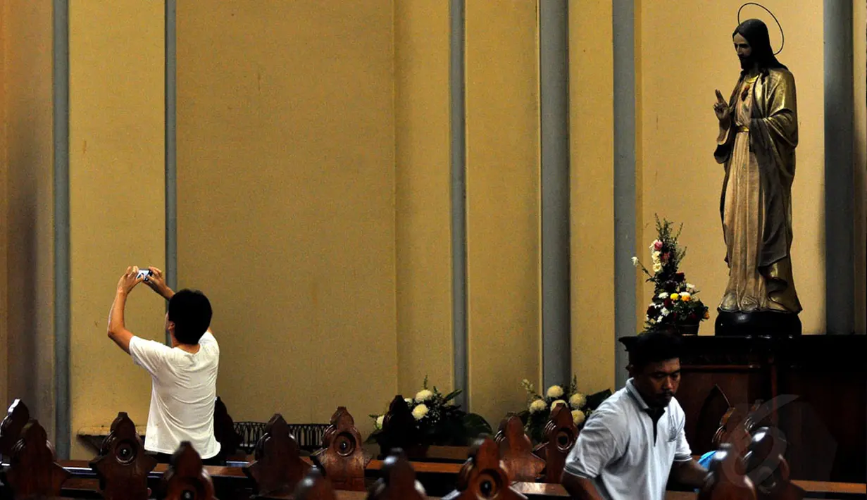 Petugas gereja Katedral melakukan sejumlah persiapan jelang Misa Malam Natal 2014 pada Rabu pagi (24/12/2014). (Liputan6.com/Miftahul Hayat)