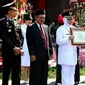 Wali Kota Surabaya Tri Rismaharini memberi penghargaan kepada 13 jajaran Kejaksaan Tinggi (Kejati) Jawa Timur. (Foto: Liputan6.com/Dian Kurniawan)