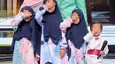 Bersyukur setelah itu kondisi ayahnya terus membaik. Bahkan sudah diizinkan keluar dari ruang ICU dan masuk ke ruang perawatan biasa. Irfan Hakim berharap bisa umrah bersama keluarga pada Januari 2018 mendatang. (Instagram/irfanhakim75)