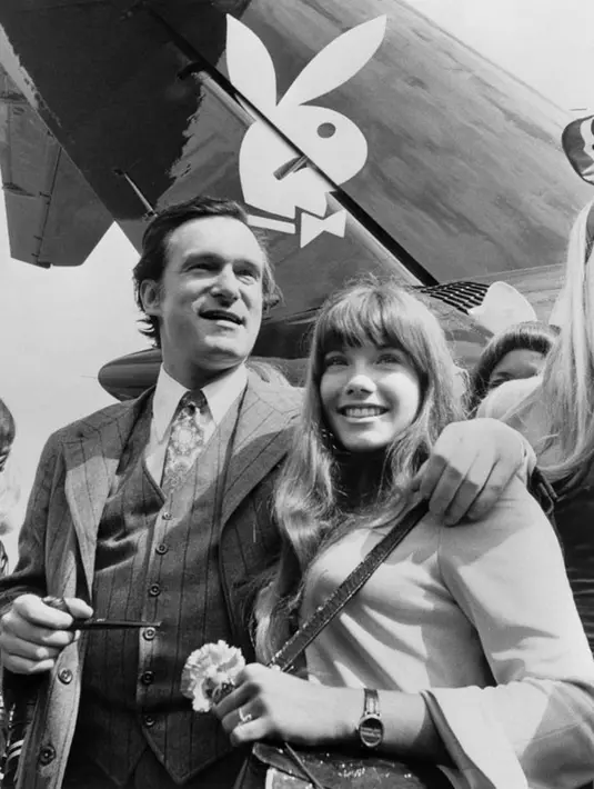 Tak galau dengan perceraian itu, Hef pun kemudian menjalin hubungan asmara dengan Barbi Benton. Namun hubungannya dengan model majalah Playboy itu hanya berlangsung selama tujuh tahun. (AFP/Stringer)