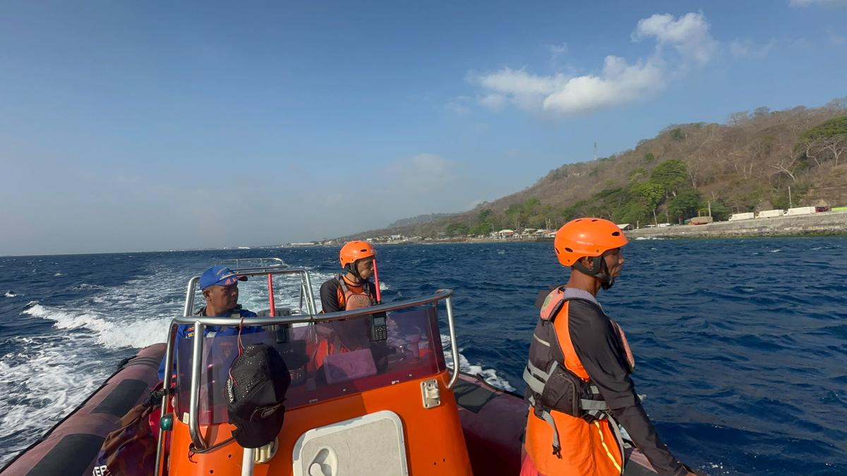 Tim SAR gabungan mencari penumpang KMP Cemerlang di Perairan Gilimanuk, Senin (28/9). (Dokumentasi Basarnas Bali).