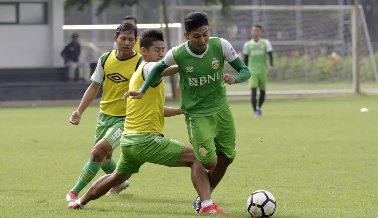 Pemain Bhayangkara FC, Dendy Sulistyawan, menggiring bola saat latihan di Lapangan ABC Senayan, Jakarta, Rabu (13/2). Latihan ini merupakan persiapan Piala Indonesia dan Piala Presiden. (Bola.com/Yoppy Renato)
