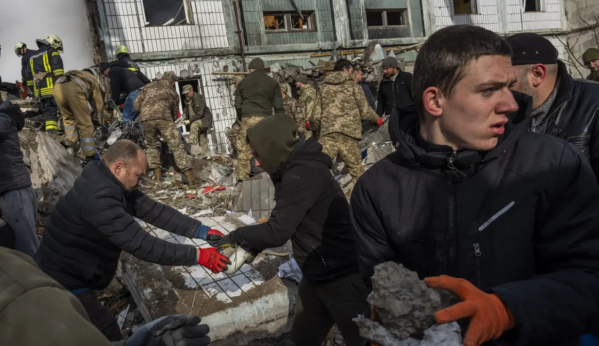 Para pejabat mengatakan, kebanyakan dari para korban tengah berada di dalam sebuah gedung apartemen  
ketika dua rudal Rusia menghantam. (AP Photo/Bernat Armangue)