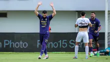 Sikap hormat ditunjukkan oleh pemain Persita Tangerang, Javlon Guseynov setelah mencetak gol ke gawang Borneo FC dalam laga lanjutan BRI Liga 1 2025/2026, Jumat (09/01/2026). (Bola.com/Bagaskara Lazuardi)